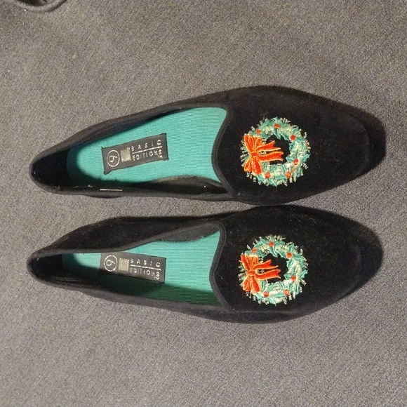 Holiday Christmas wreath embroidered velvet flats - Picture 1 of 7